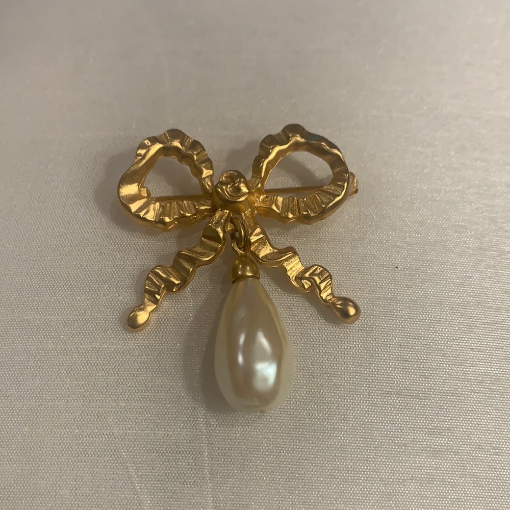 Gold pin with a drop pearl , Bow style